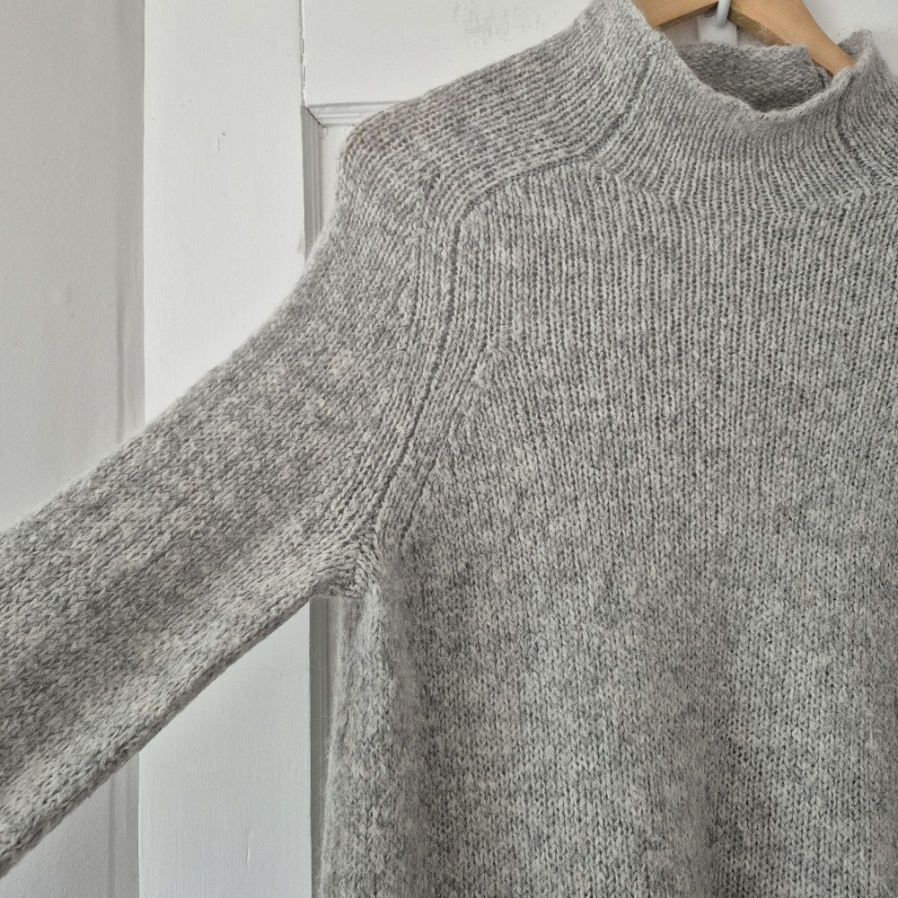 Aritzia Golden By TNA Gray Mockneck Knit Sweater Sz M - Picture 3 of 11